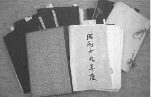 岡山大空襲後、焼け跡の金庫に残っていた７冊の売上台帳。